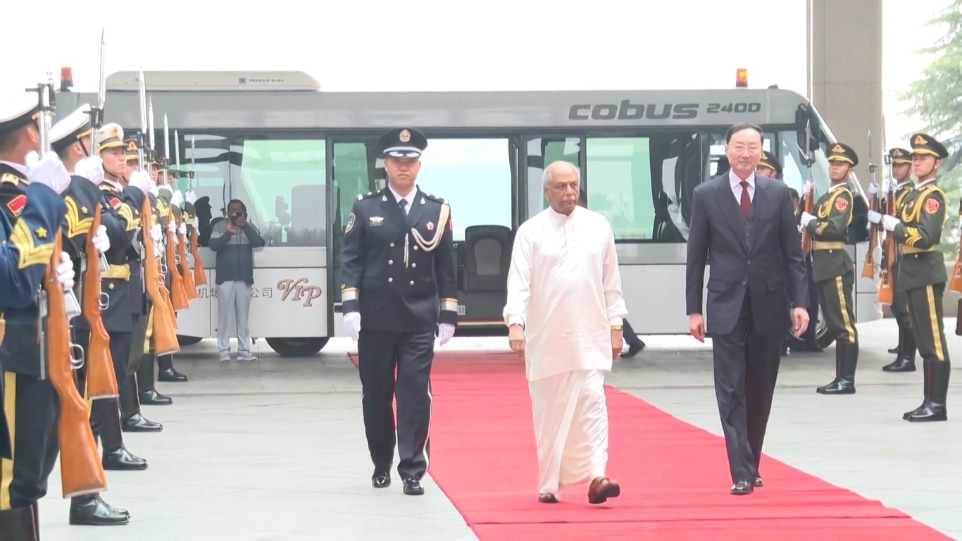 Dinesh Gunawardena melakukan kunjungan resmi selama enam hari ke Tiongkok atas undangan Perdana Menteri Tiongkok