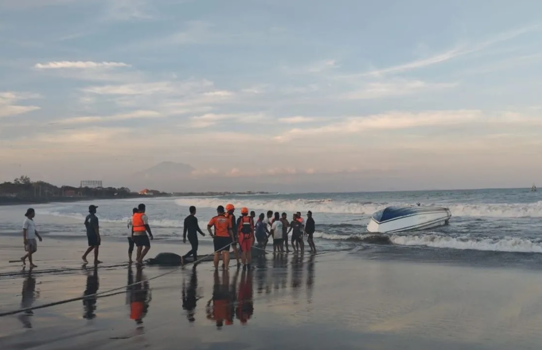 Kapal Cepat  &quot;Fast Boat Dolpin II&quot; Tenggelam di Pelabuhan Sanur, Basarnas Kerahkan Personel Evakuasi Korban