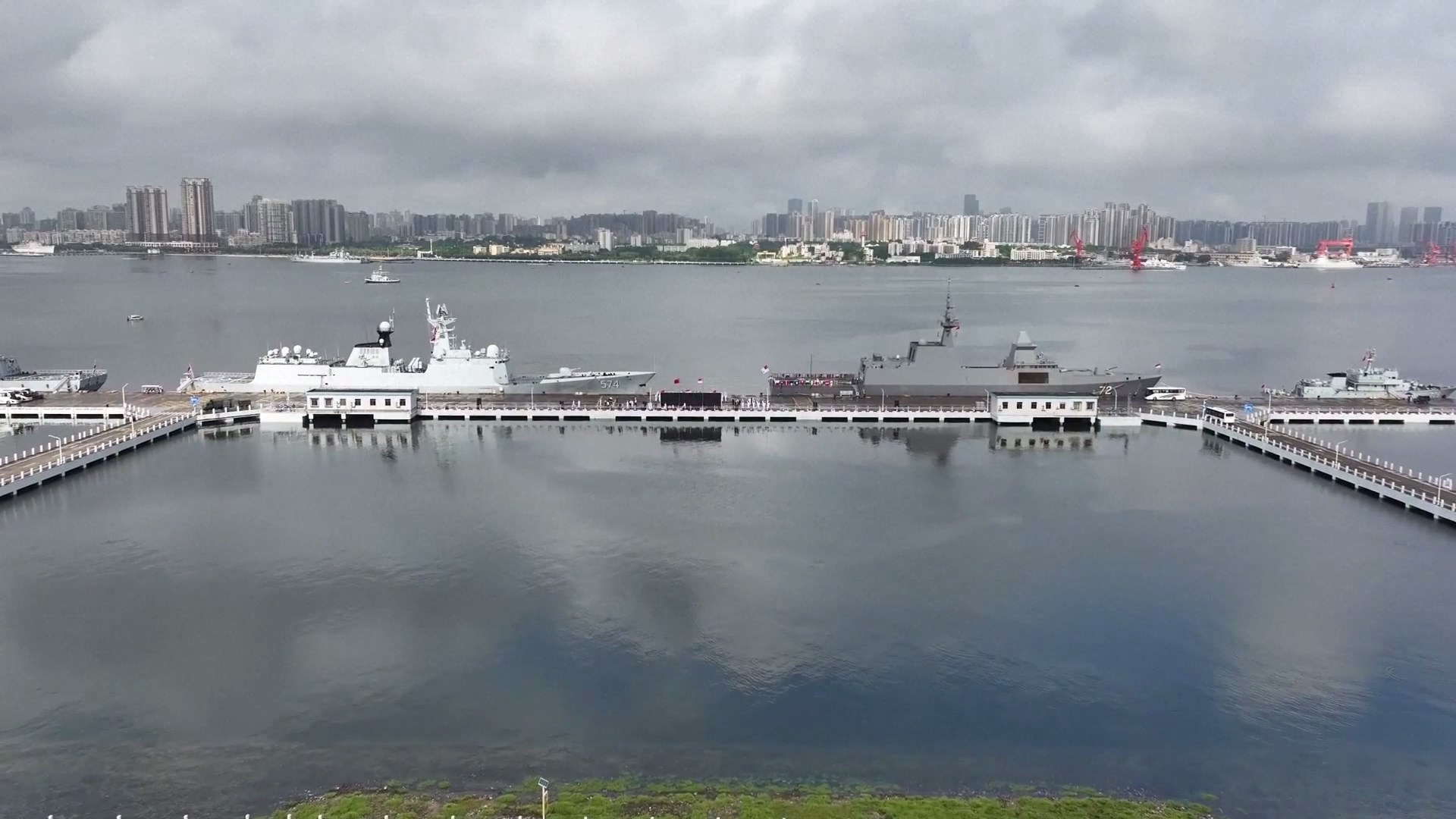 Pasukan Angkatan Laut dari Tiongkok dan Singapura baru-baru ini menyelesaikan latihan maritim bersama yang diadakan di dekat Zhanjiang di Provinsi Guangdong