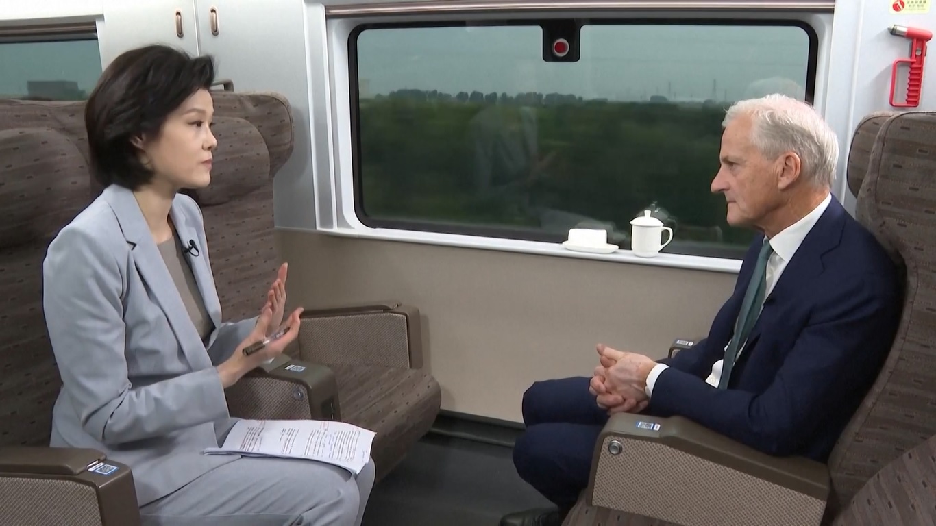 Saat berbicara dengan China Global Television Network (CGTN) di dalam kereta