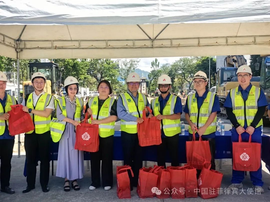 Jelang Hari Buruh Internasional Duta Besar Tiongkok di Filipina Huang Xilian beserta tim kerjanya telah mendatangi sejumlah lokasi pembangunan yang dikerjakan oleh perusahaan-perusahaan Tiongkok di Filipina antara lain proyek bus cepat di Cebu yang dikonstruksi oleh perusahaan Tiongkok