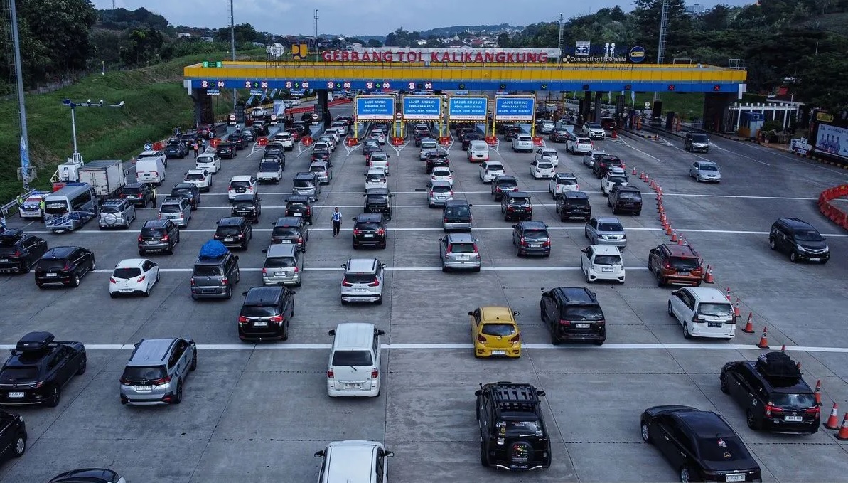 Wakapolri Komjen Pol Ahmad Dofiri  memperkirakan puncak arus mudik di Tol Trans Jawa akan terjadi hari ini dan kepadatan masih akan berlangsung hingga dua hari ke depan