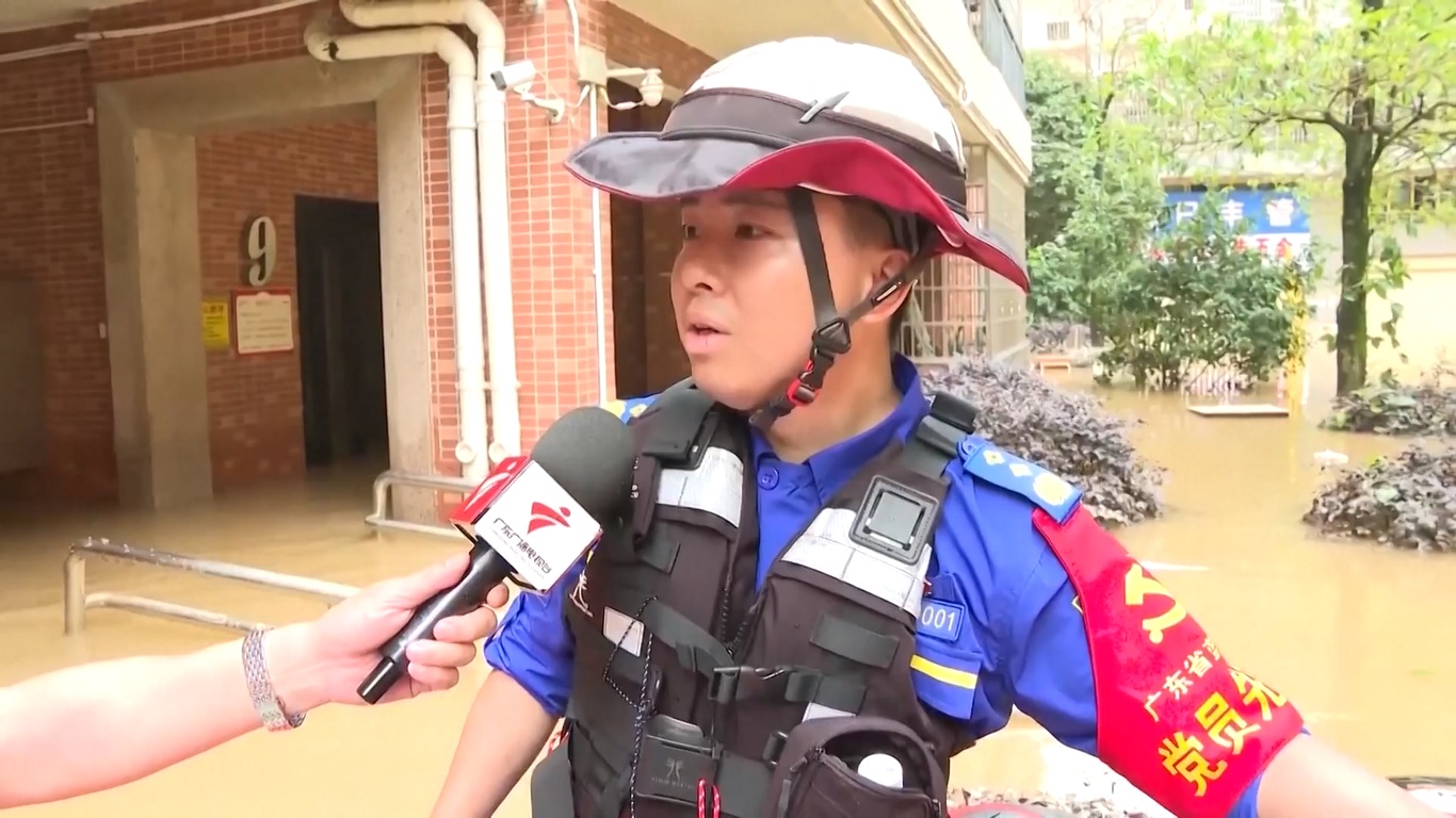 Pemerintah setempat mengirimkan total 15 tim penyelamat pada hari Senin (22/4) dengan dukungan dari pemadam kebakaran Shenzhen dan tim penyelamat profesional