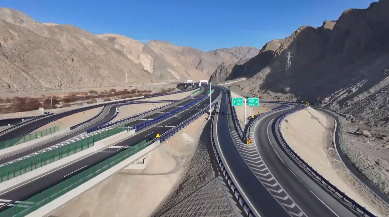Jalan Tol yang Melintasi Xinjiang Utara dan Selatan Resmi Dibuka untuk Lalu Lintas