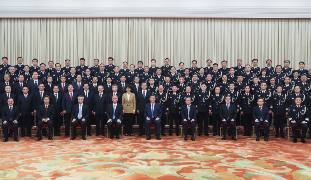 Xi Jinping mendorong para polisi beserta para relawan keamanan publik seluruh negeri memberikan kontribusinya yang lebih besar demi membangun negara yang kuat