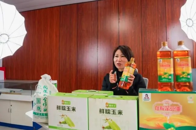 Petani Modern Han Fengxiang Dorong Revitalisasi Pedesaan Lewat Mekanisasi dan Inovasi Digital di Tiongkok