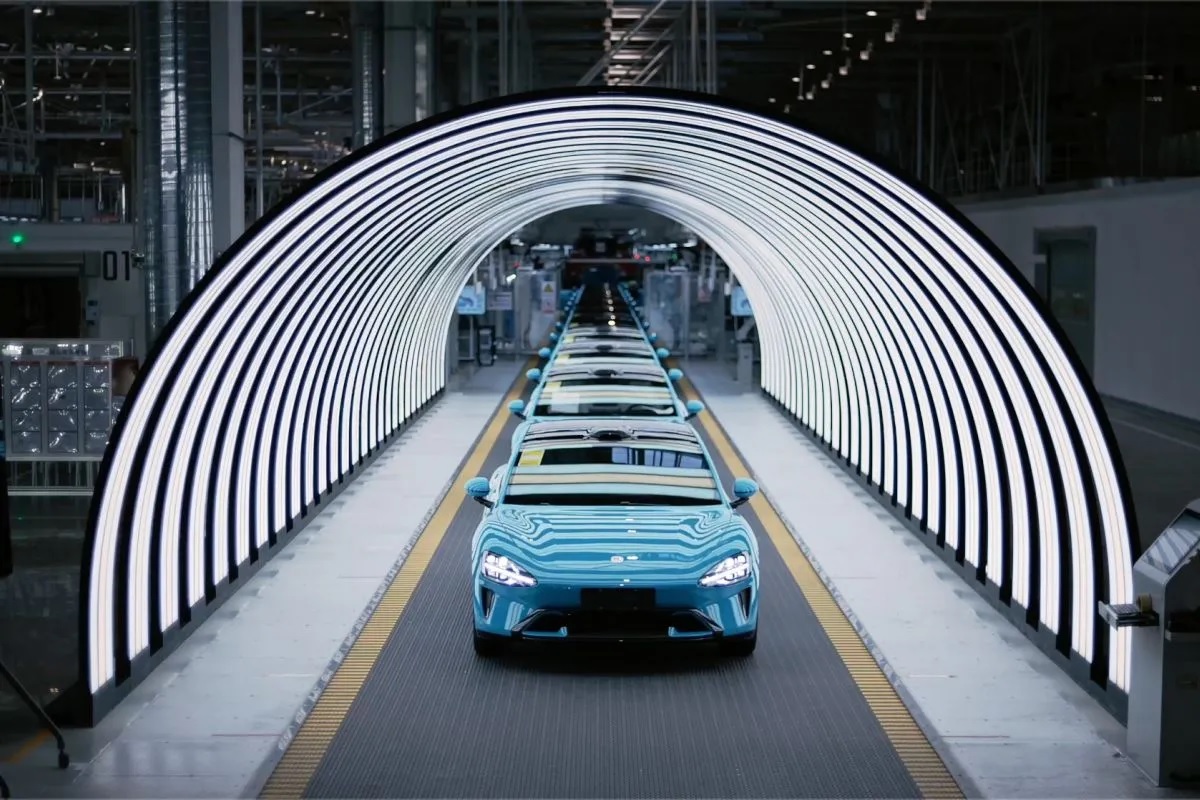 Bea impor yang akan berlaku mulai 1 Oktober 2024 tersebut juga termasuk untuk semua EV merek Tesla yang dibuat di Tiongkok