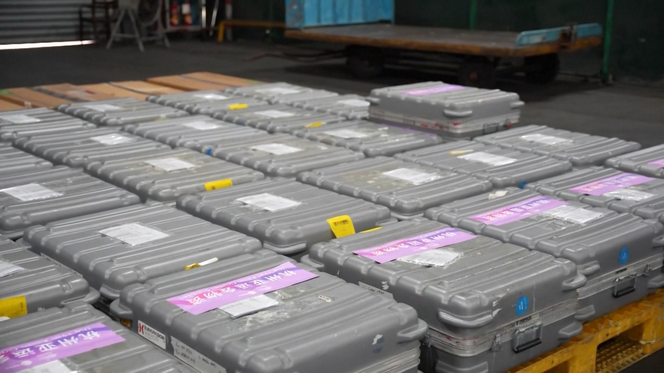 Pengiriman tersebut mencakup 163 item barang