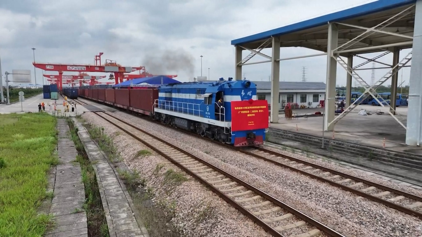 Kereta api jadwal penuh waktu Tiongkok-Eropa mengacu pada layanan kereta api yang beroperasi sesuai dengan jadwal tetap