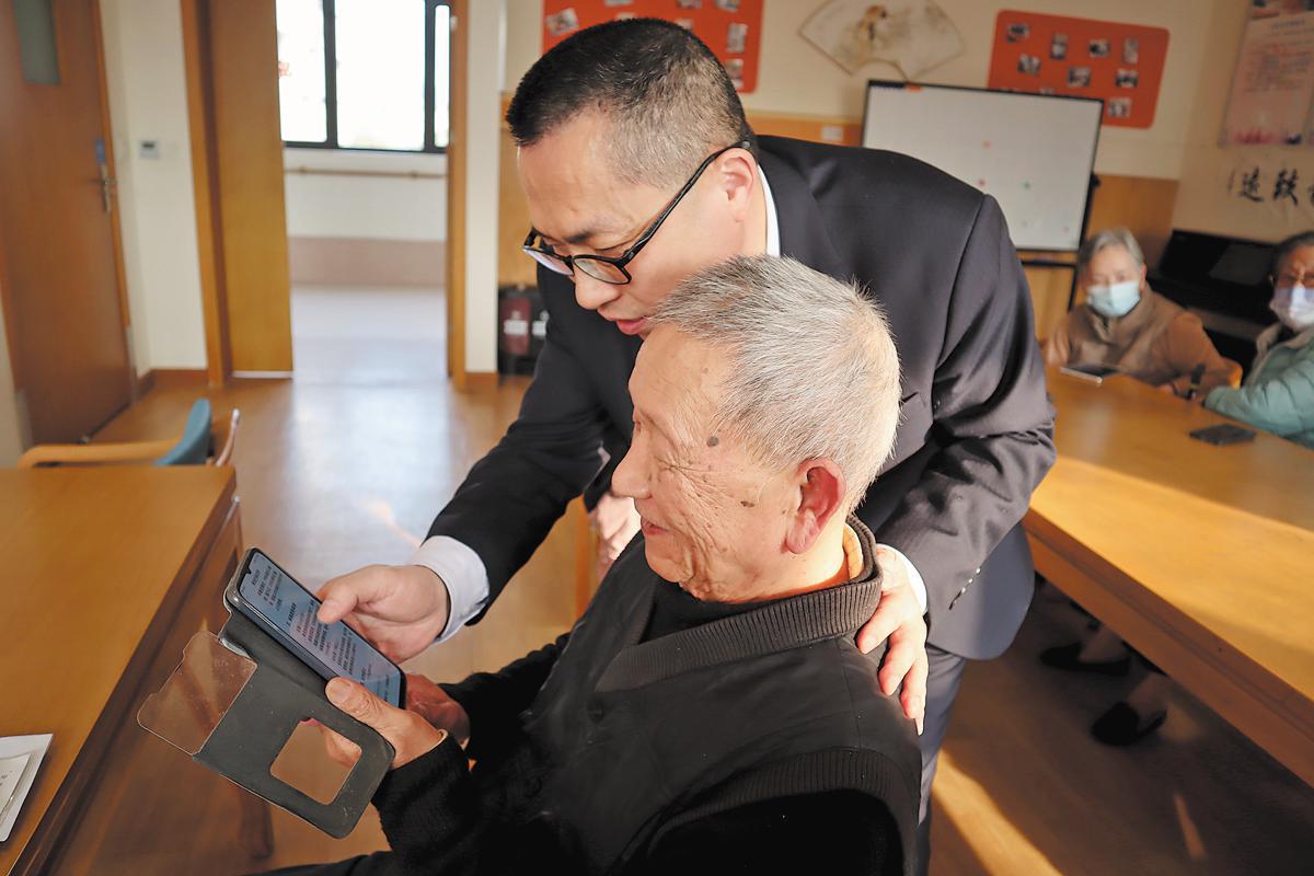 Beradaptasi dengan teknologi baru memiliki kemampuan untuk memberanikan dan memberdayakan para lansia