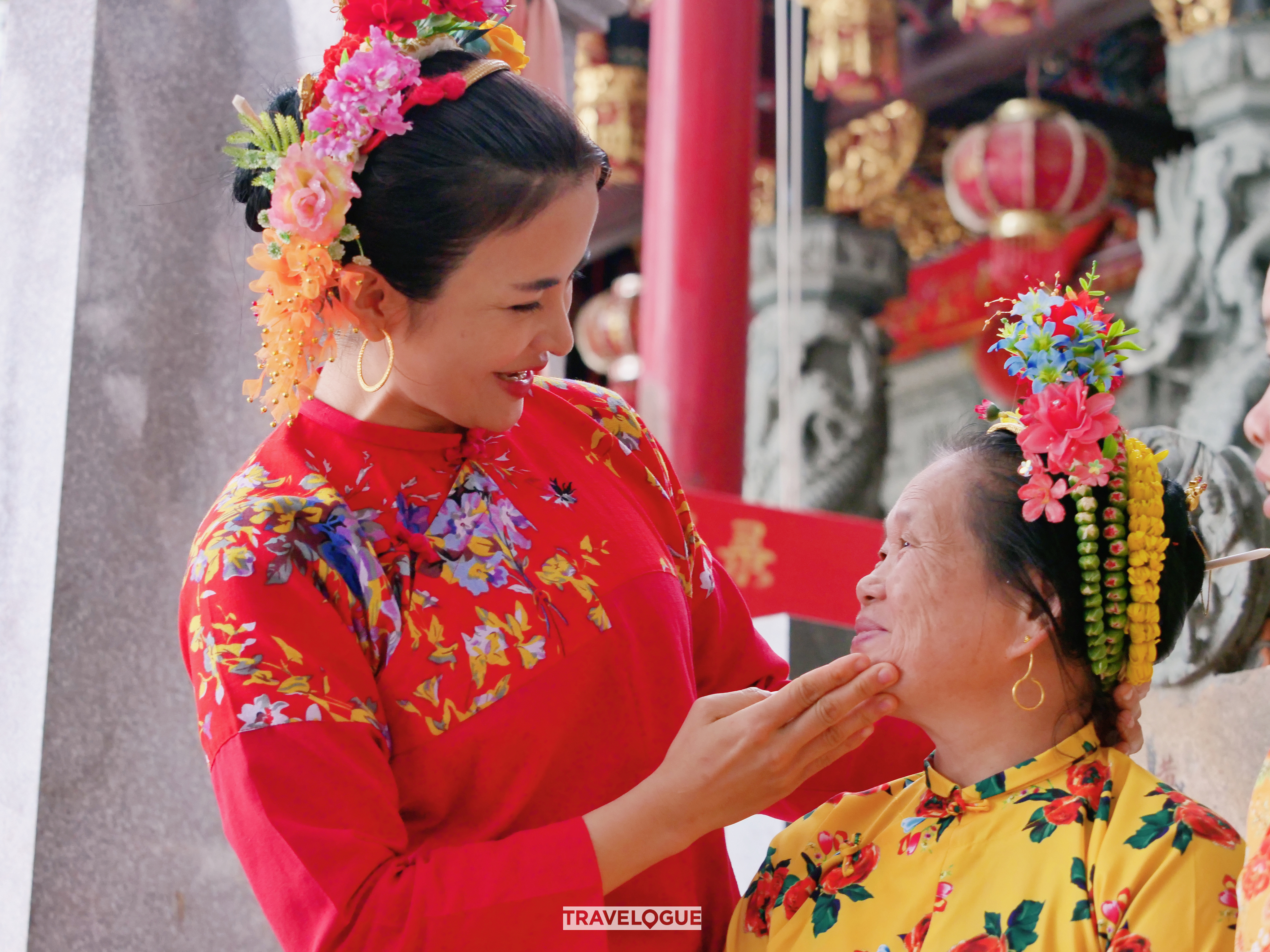 Gaya rambut khusus ini melibatkan dekorasi rambut dengan rangkaian bunga dan jepit rambut yang hidup dan berwarna-warni