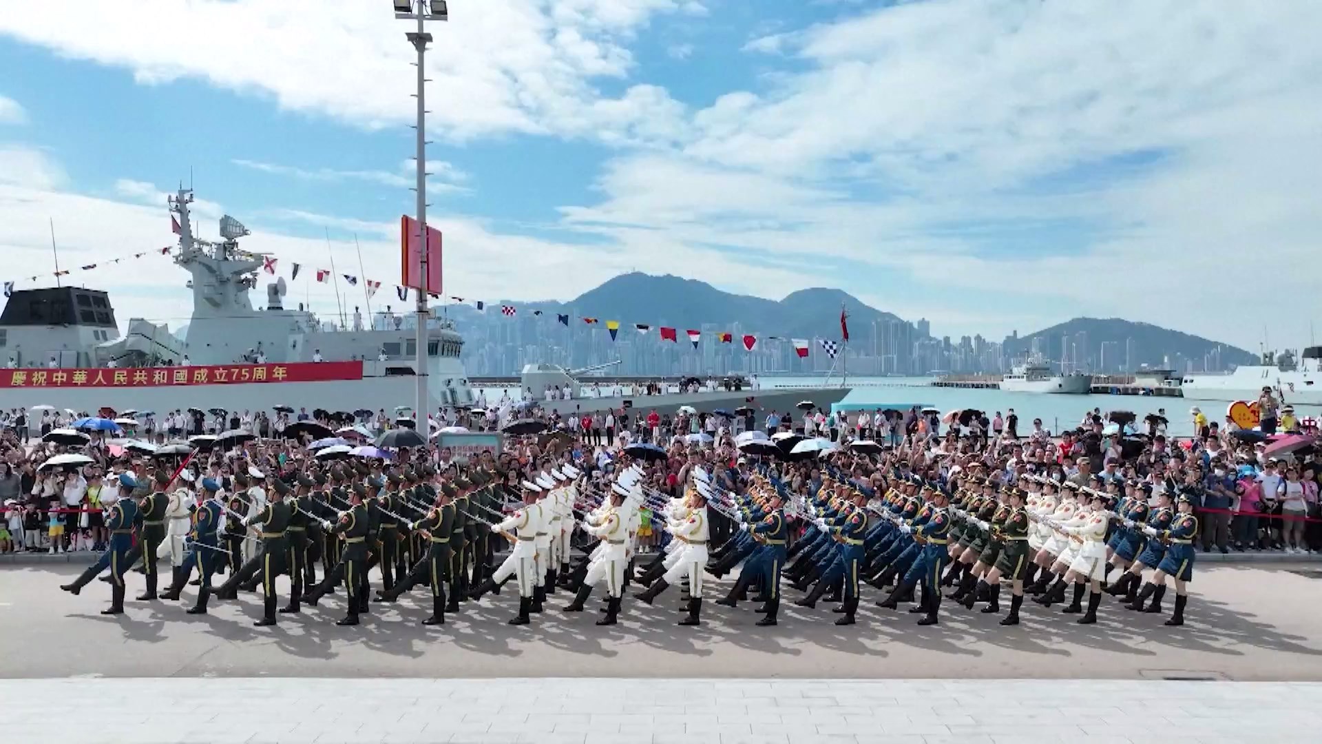 Garnisun Tentara Pembebasan Rakyat Tiongkok Hong Kong membuka baraknya untuk umum pada hari Sabtu untuk merayakan ulang tahun ke-75 berdirinya Republik Rakyat Tiongkok (RRT)