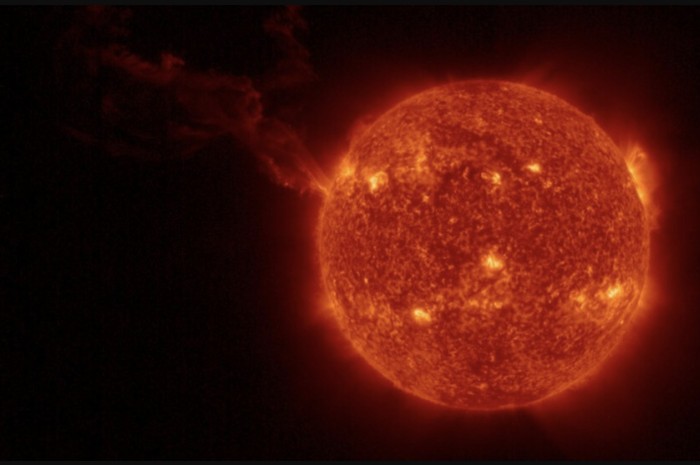 Para ilmuwan tidak tahu mengapa sebagian permukaan Matahari pecah dalam sepekan terakhir