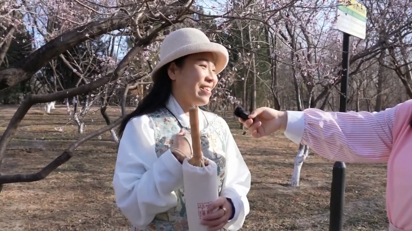 Saat Beijing menyambut musim mekarnya bunga lebih awal