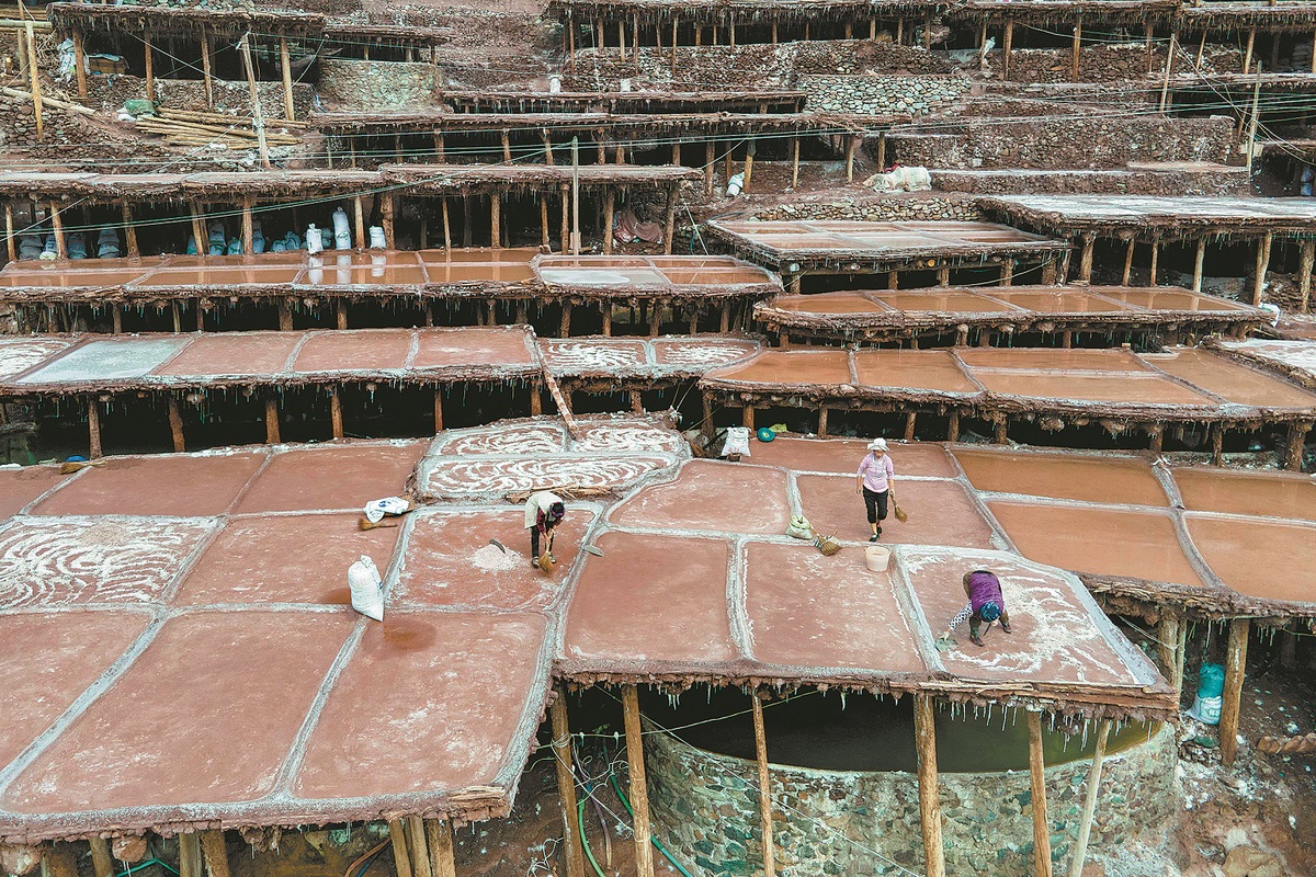 Kerajinan produksi garam tradisional di kota praja Tsakhalho di Chamdo
