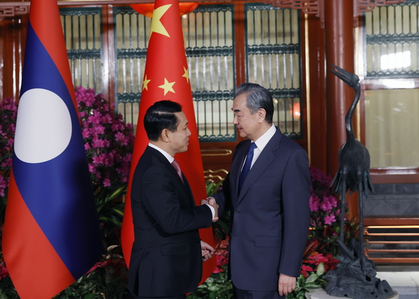 Tiongkok dan Laos adalah negara tetangga yang bersahabat yang terhubung oleh gunung dan sungai