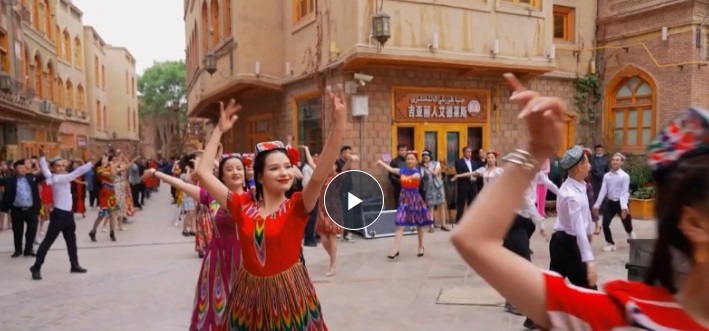 rakyat berbagai etnis di Xinjiang berkumpul bersama