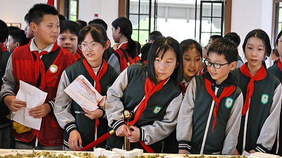 Xi Jinping Mendorong Anak-Anak Meneruskan Tradisi Revolusioner