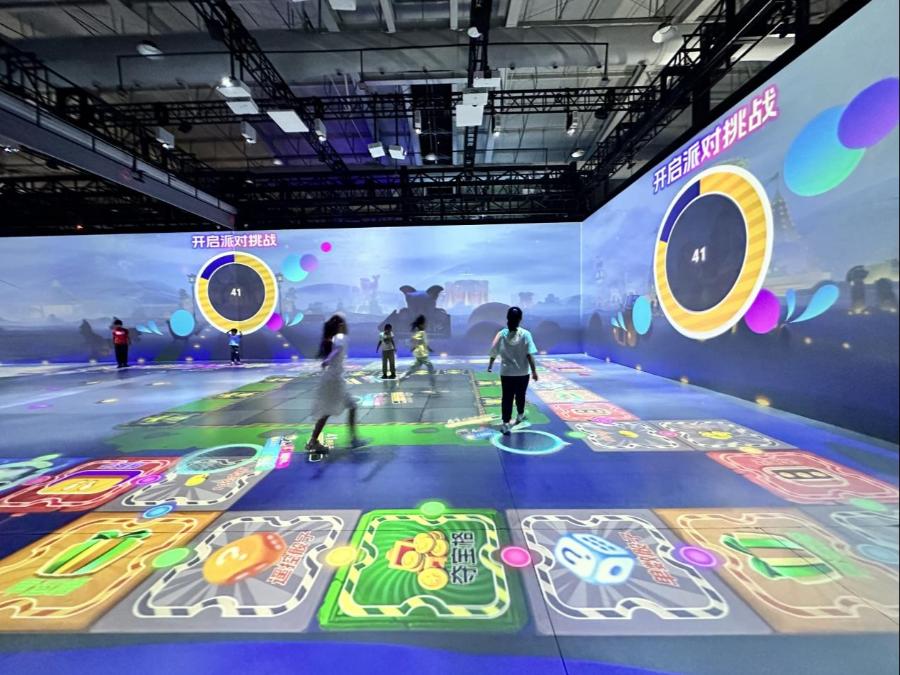paviliun “Pusat Metaverse” yang menggunakan teknologi canggih termasuk VR AI visual interaksi cerdas ramai dikunjungi peserta untuk melakukan uji coba