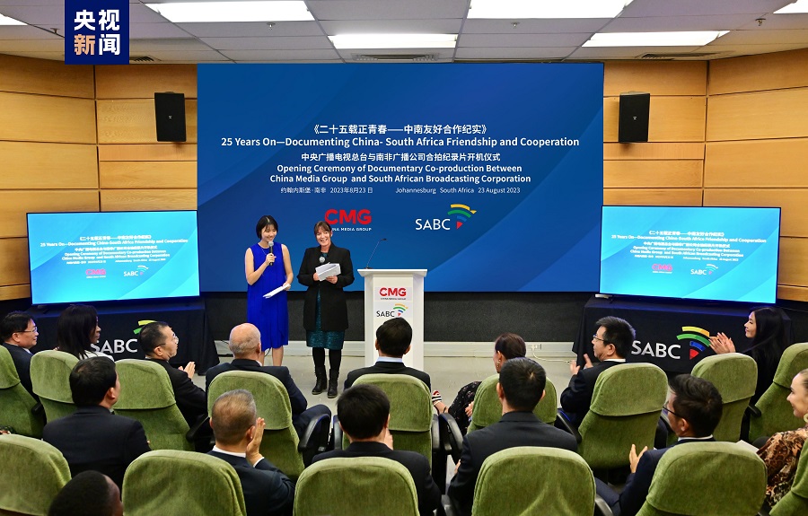 Dalam rangka kunjungan kenegaraan Presiden RRT Xi Jinping di Afrika Selatan serta kehadirannya dalam KTT BRICS ke-15 China Media Group (CMG) dan Perusahaan Penyiaran Afrika Selatan (SABC) pada hari Rabu kemarin (23/8) mengumumkan akan bekerja sama memproduksi seri dokumenter “Film Dokumenter Kerja Sama dan Persahabatan Tiongkok-Afrika Selatan selama 25 Tahun”