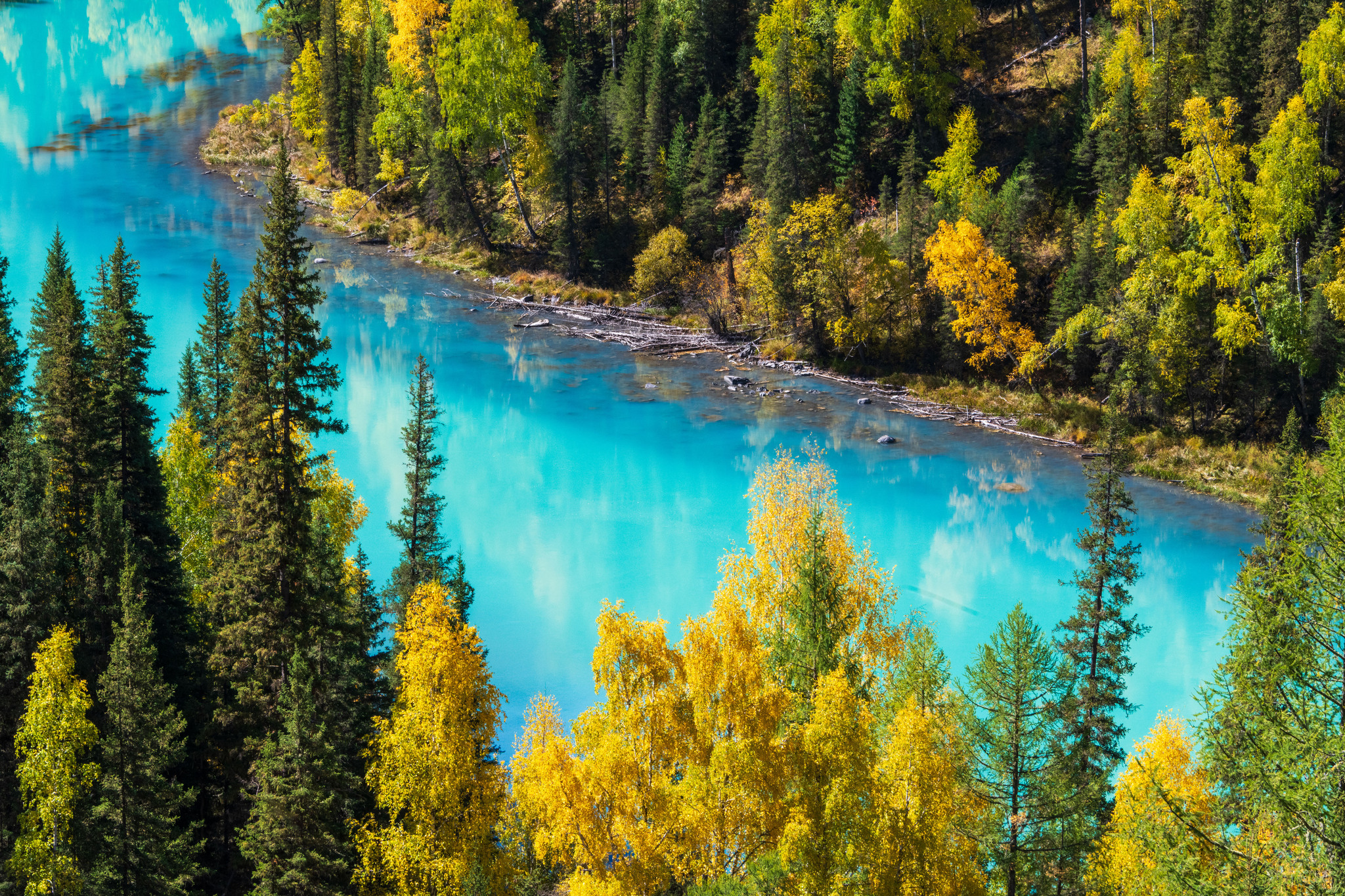 Biru Kehijauan dan Kuning Keemasan Mewarnai Pemandangan Musim Gugur di Xinjiang