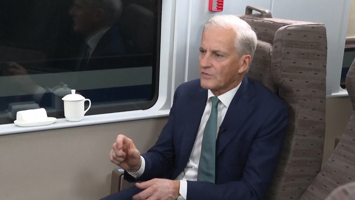 Dalam sebuah wawancara di kereta berkecepatan tinggi dari Beijing ke Shanghai