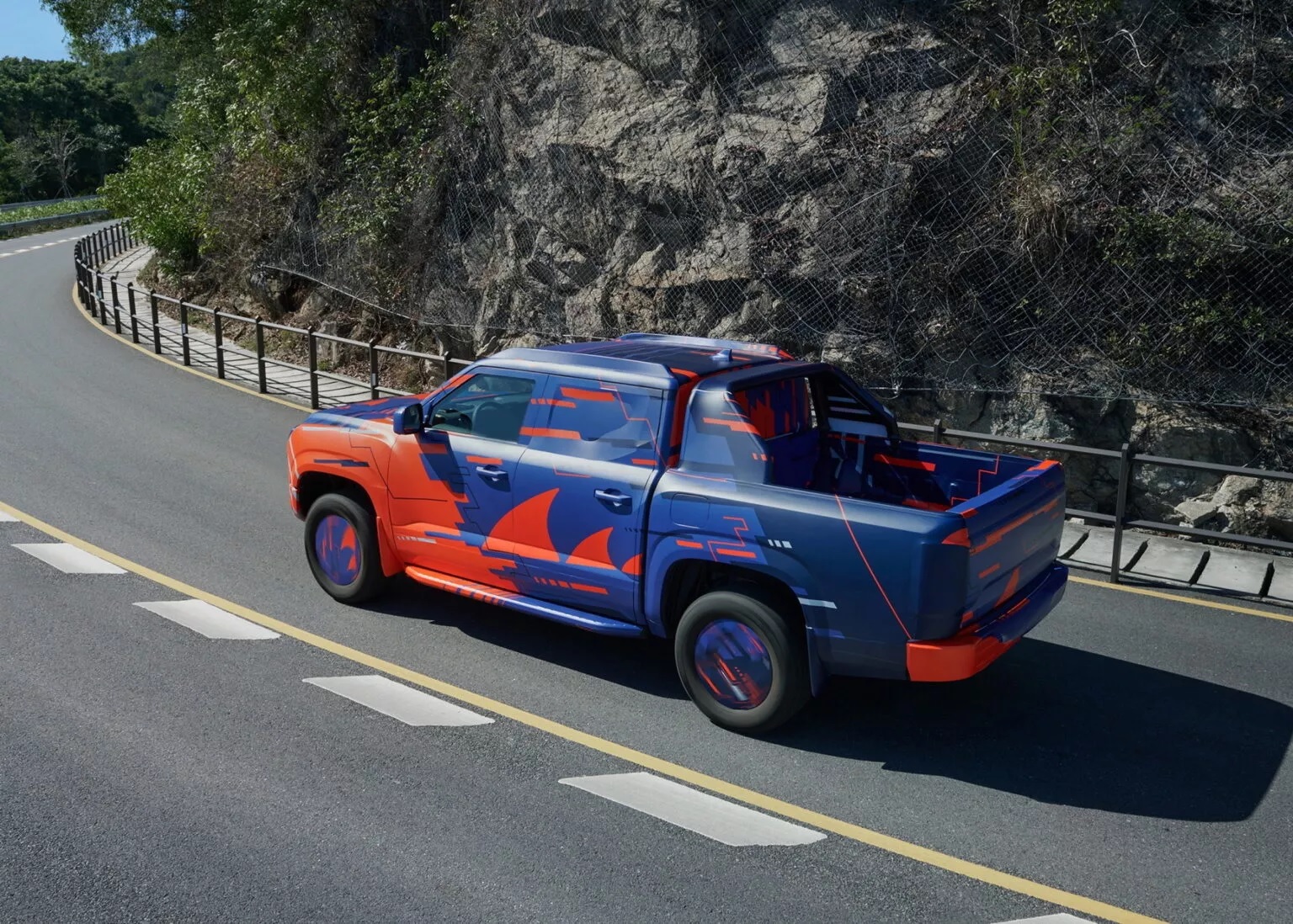 Meskipun masih dalam bentuk prototipe yang disamarkan raksasa otomotif Tiongkok BYD telah merilis foto-foto pikap listrik pertamanya