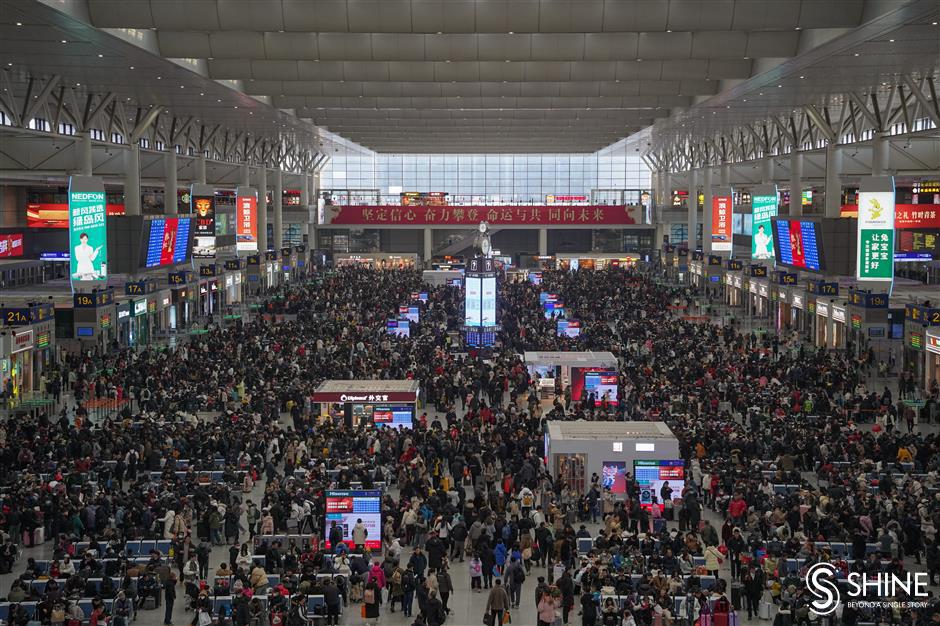Ribuan penumpang padati stasiun untuk perjalanan festival dan perjalanan akhir pekan telah menyebabkan peningkatan arus penumpang yang signifikan
