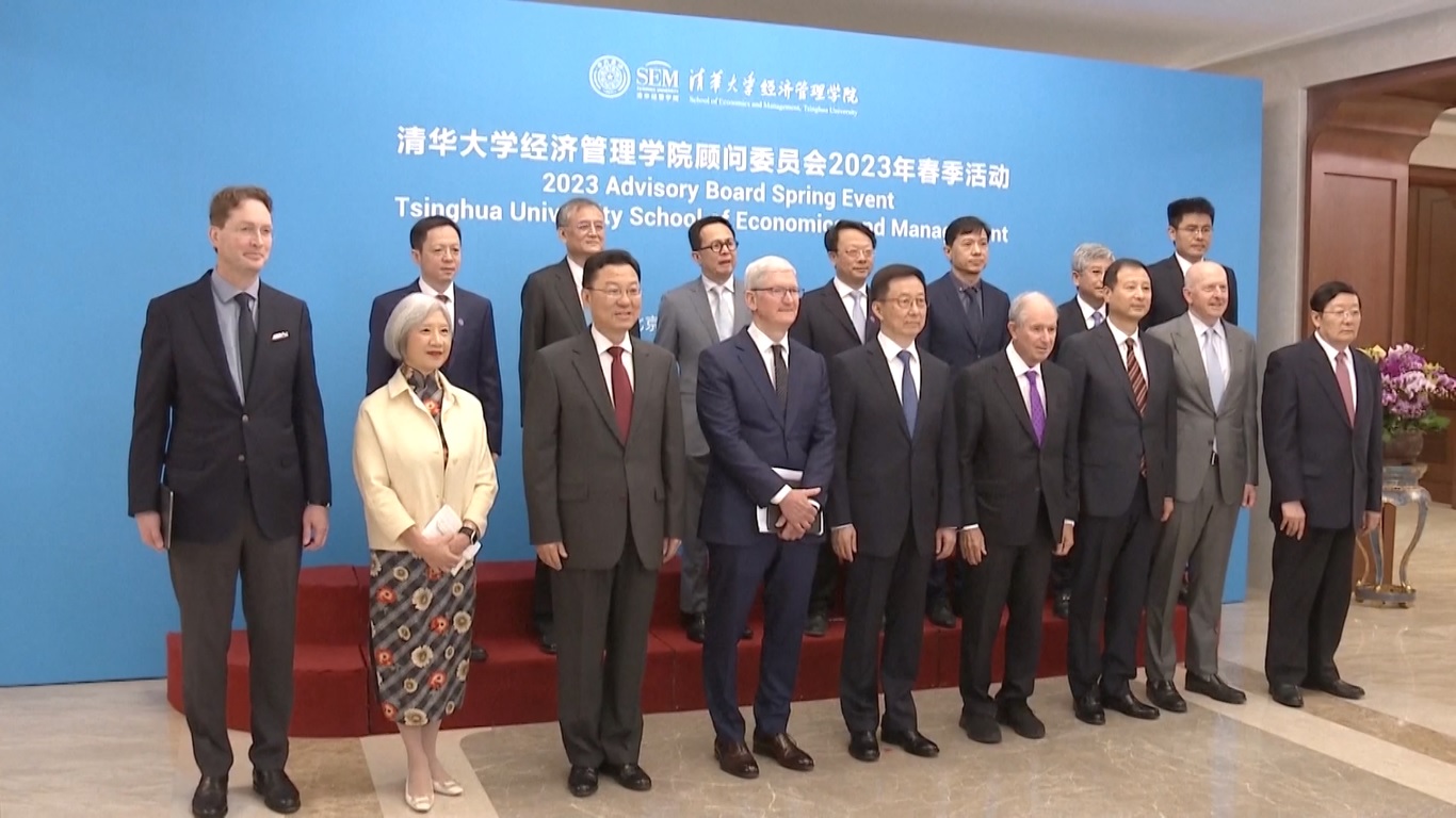 Para penasihat yang dipimpin oleh CEO Apple