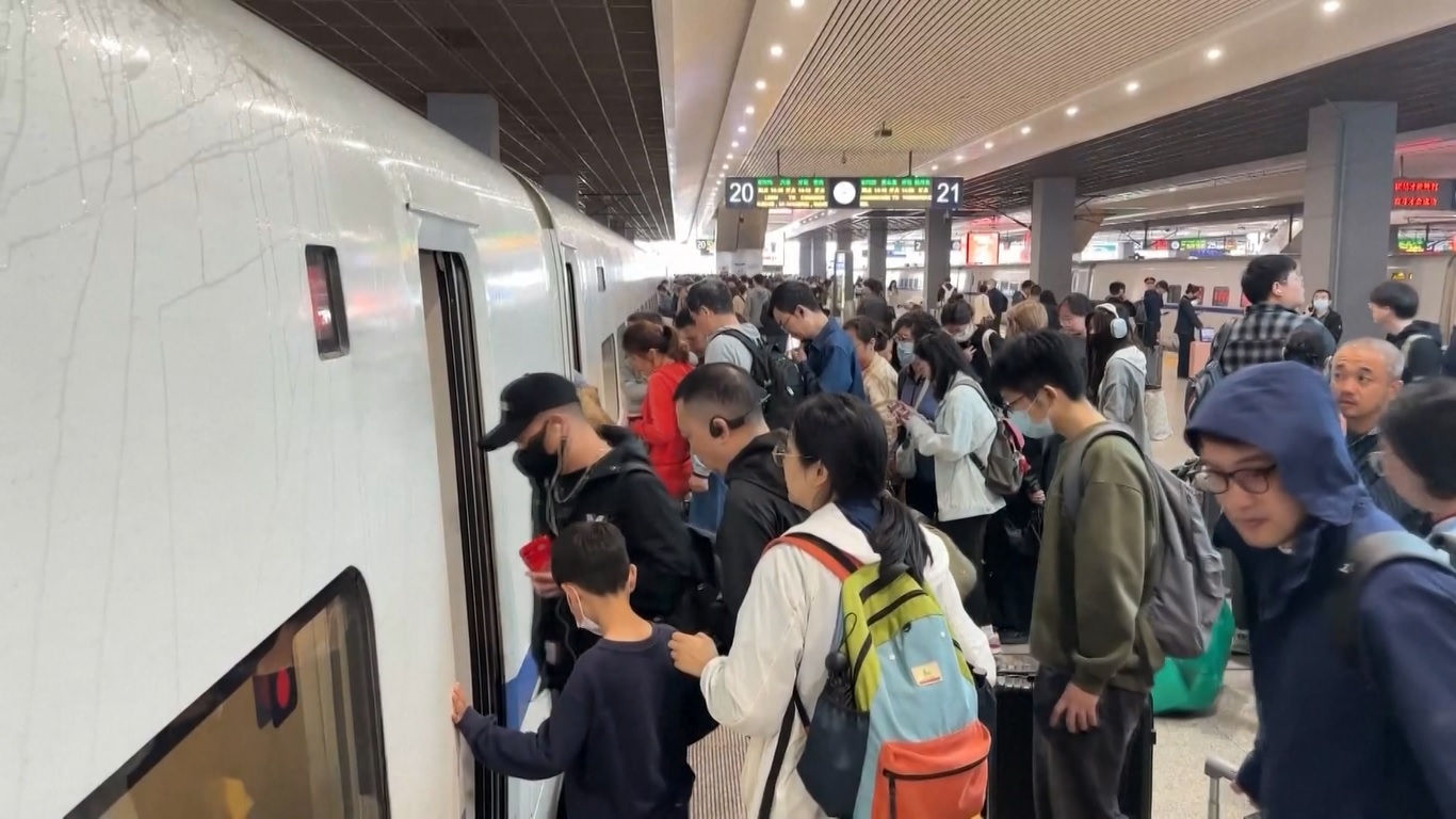 Data menunjukkan bahwa diperkirakan ada 17 juta penumpang yang akan diangkut pada hari Kamis (2/5) sehingga mendorong rencana untuk menambah 1094 kereta penumpang pada hari itu