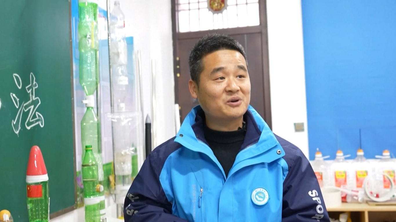 Selama liburan musim dingin ini ia menyelenggarakan Perkemahan Orangtua-Anak Sains di sekolah pedesaan