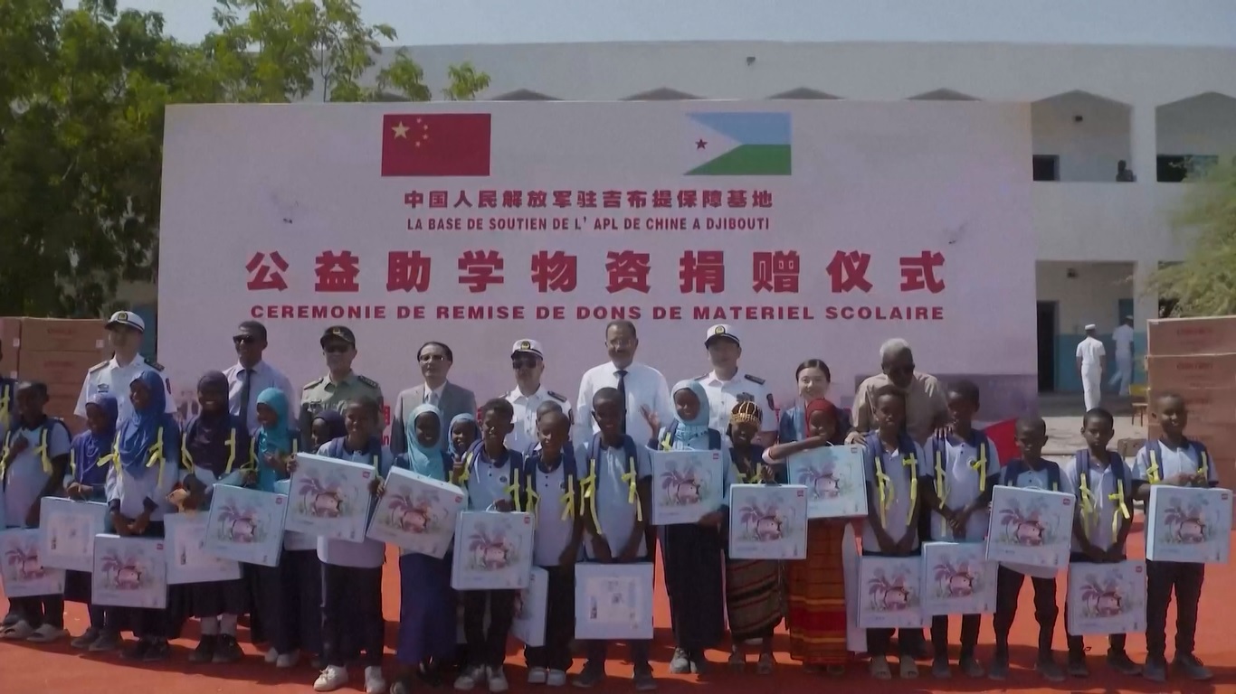 Pangkalan ini menyumbangkan komputer kantor