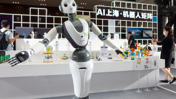 Regulator industri Shanghai pada hari Selasa(31/1) menyatakan akan mempercepat penerapan dan inovasi robot dalam industri otomotif medis dan lainnya yang akan meningkatkan penghasilan dari  industri robot menjadi lebih dari 100 miliar yuanpada tahun 2025