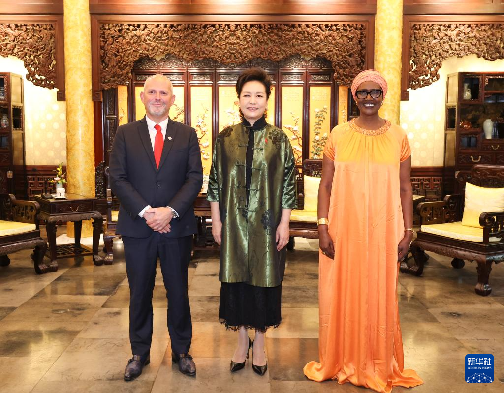 Winnie Byanyima dan Jerome Salomon menilai tinggi hasil positif yang dicapai pemerintah dan rakyat Tiongkok di bidang pencegahan AIDS dan TBC