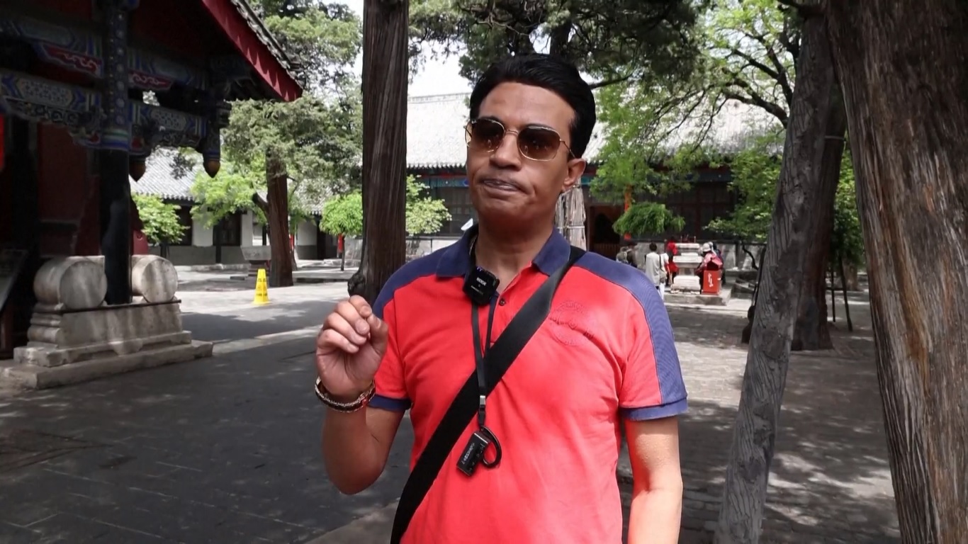 Para delegasi juga menikmati mekarnya bunga peony