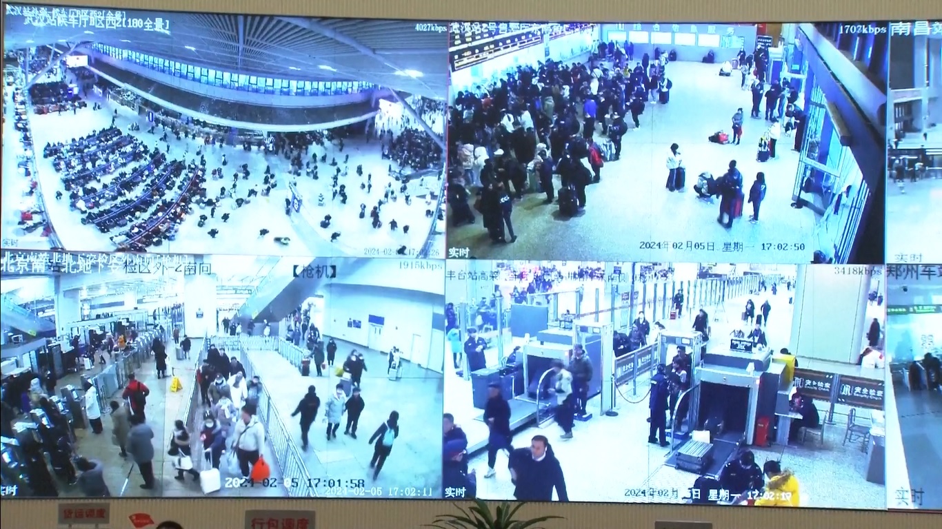 Cuaca hujan dan bersalju selama masa liburan tahun ini telah mengakibatkan penundaan dan pembatalan layanan kereta api di beberapa wilayah