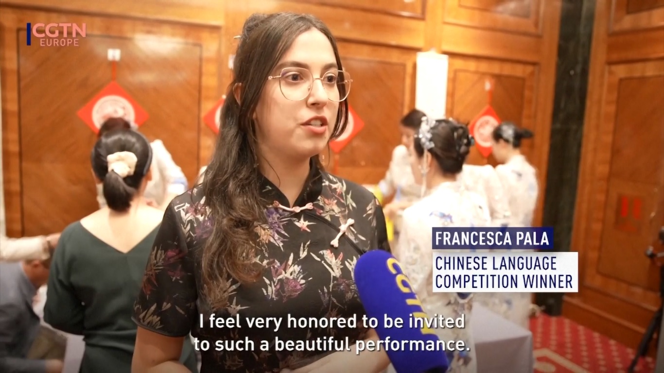 Peralatan porselen dari Jingdezhen terkenal karena putih seperti batu giok