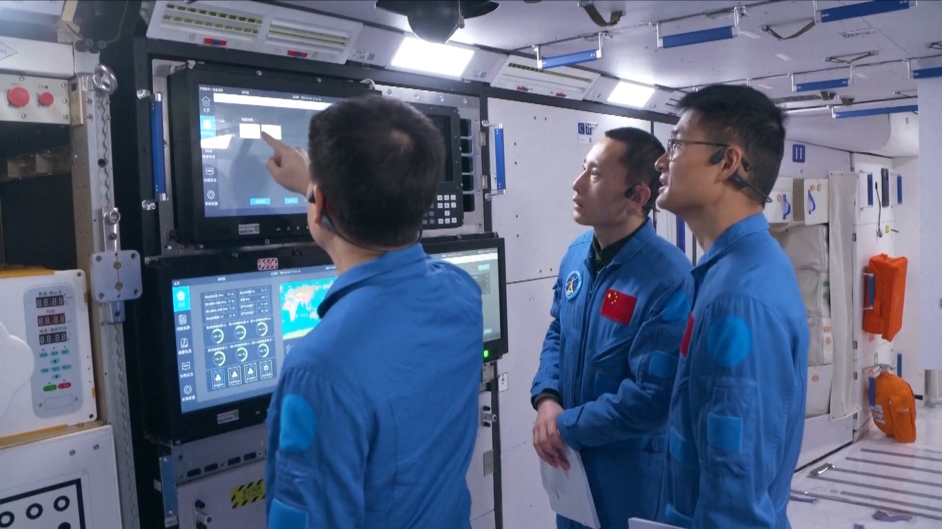 Ini adalah pertama kalinya para ahli muatan dipilih dari Hong Kong dan Makau