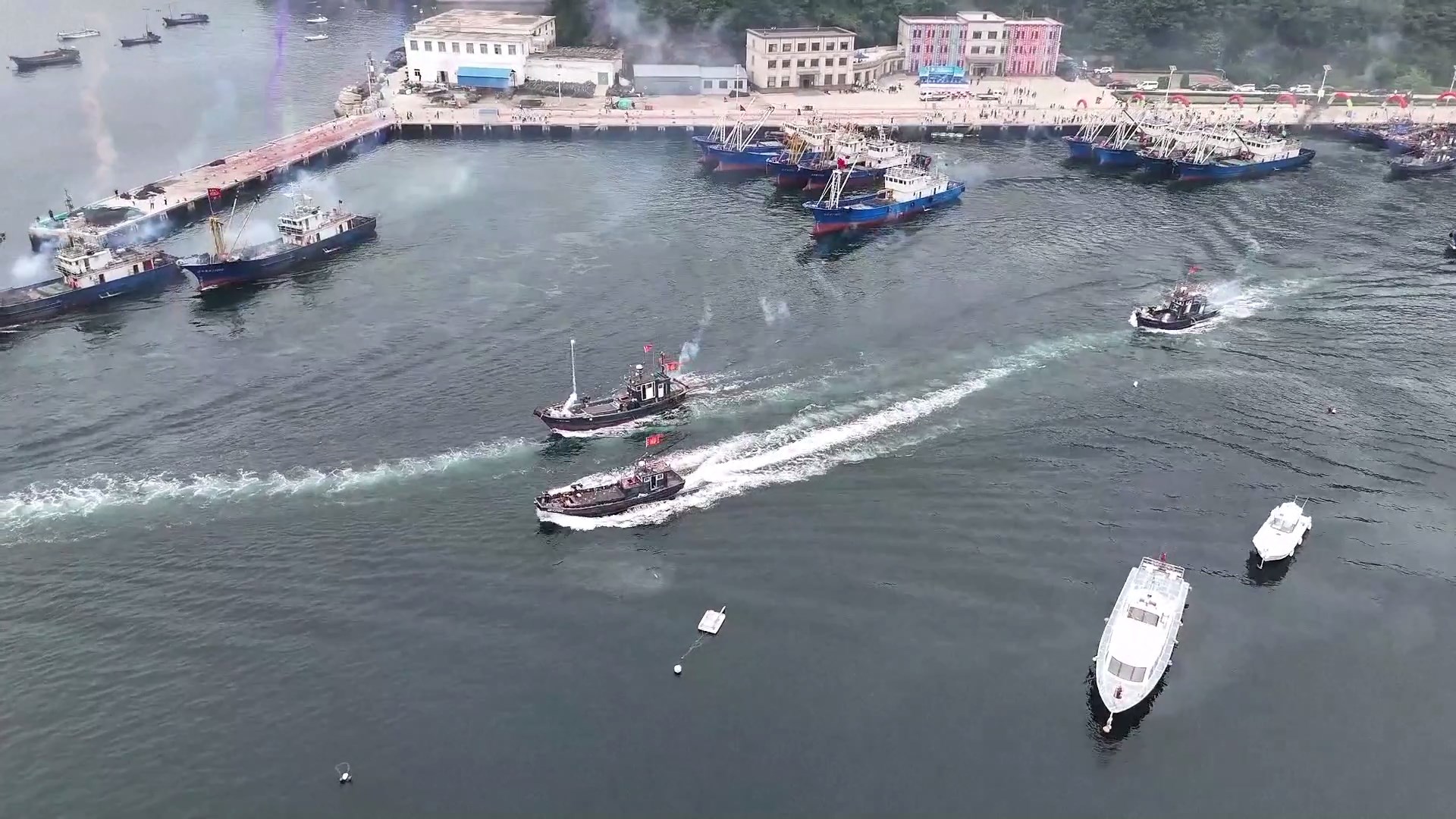 Kapal-kapal nelayan berangkat dari pelabuhan tempat mereka beristirahat menuju tujuan memancing musim gugur di Provinsi Liaoning