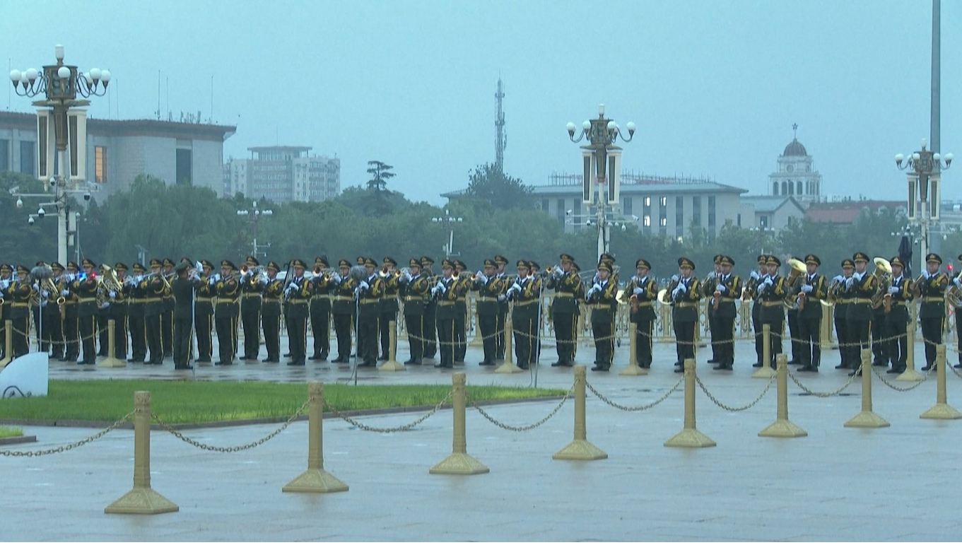 Sebuah upacara pengibaran bendera diadakan di Lapangan Tian'anmen di Beijing pada hari Selasa (01/08/2023)