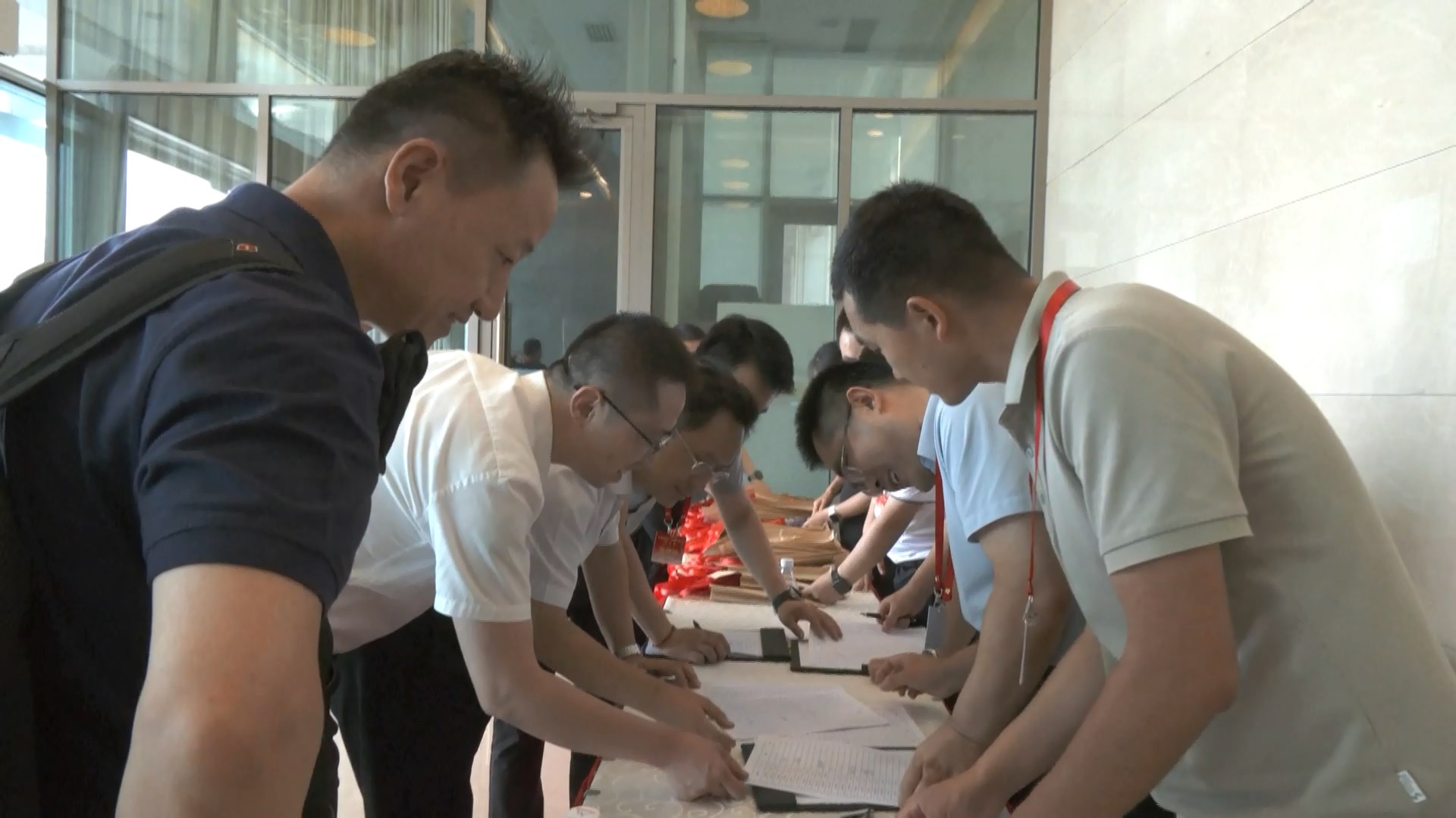 Lebih dari 73 persen dari mereka telah menerima gelar master dan 60 persen adalah profesional teknis dan personel manajemen perusahaan