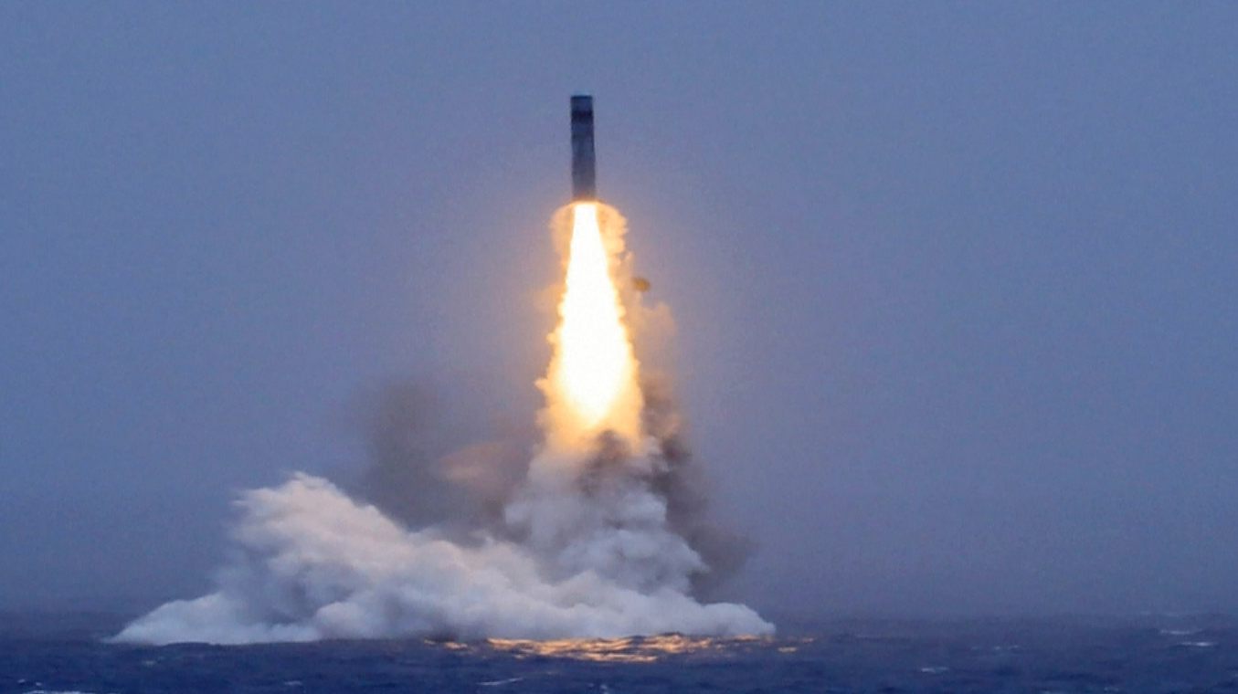Angkatan Laut Tiongkok Melakukan Uji Peluncuran Rudal Strategis Menggunakan Kapal Selam