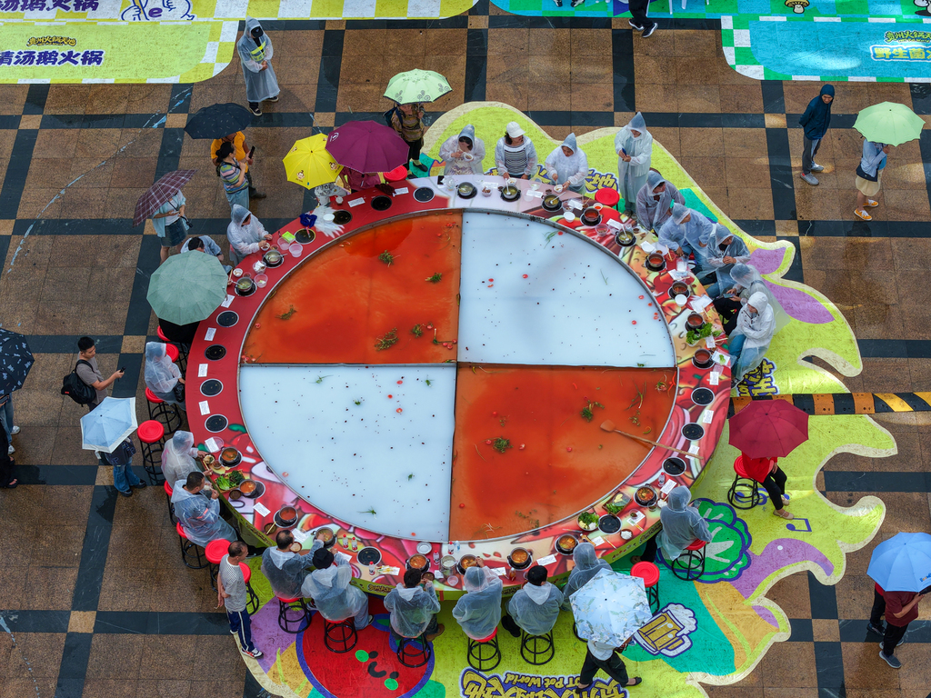 Panci Panas Raksasa di Karnaval Kuliner Festival Makanan Guiyang