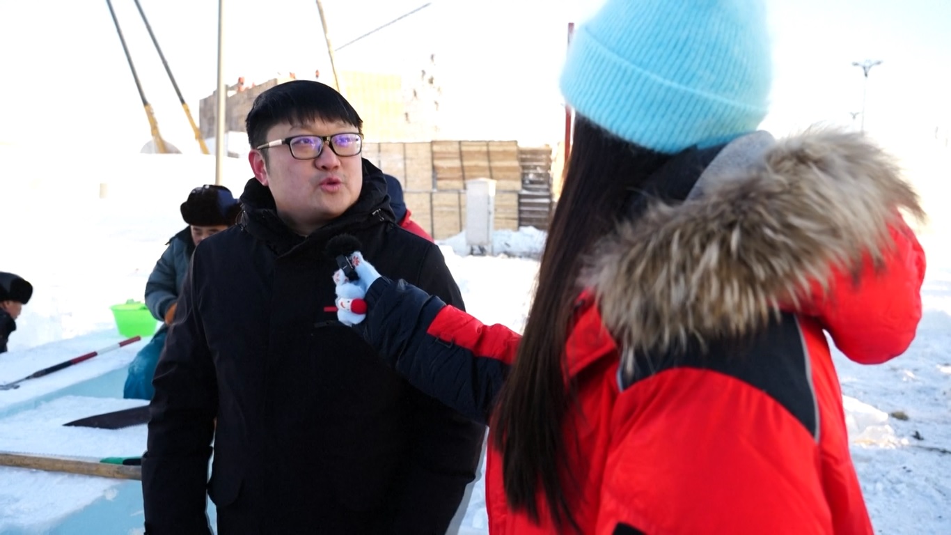 Meskipun ia bekerja di luar ruangan dengan suhu serendah minus 15 derajat Celsius