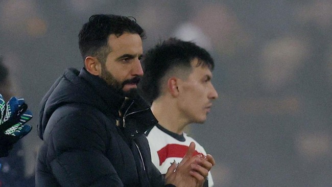 Fans Manchester United berharap kedatangan Ruben Amorim bisa menjadi penyelamat