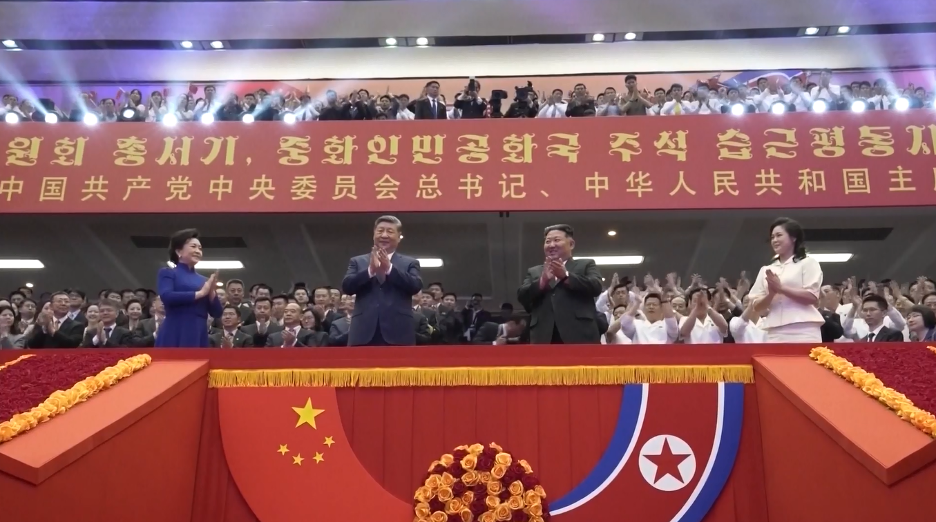 Xi Jinping dan Peng Liyuan Menyaksikan Pertunjukan Seni di Pyongyang