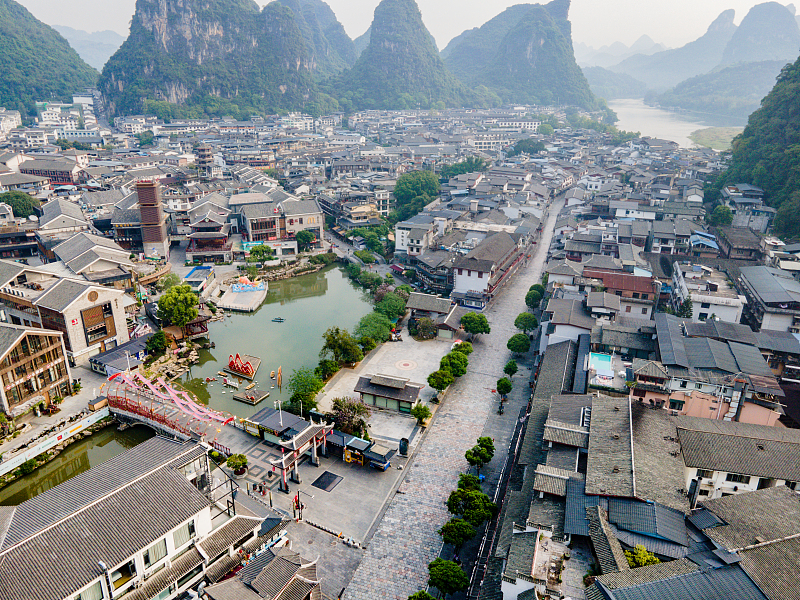 Memiliki sejarah sejak 1400 tahun yang lalu Jalan sepanjang 800 meter ini mempertahankan banyak bangunan tua dan relik yang menunjukkan kekayaan sejarah dan budaya Kota Guilin
