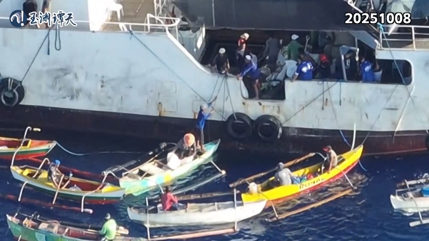 Video Ini Merekam Aktivitas Penangkapan Ikan Performatif oleh Kapal-kapal Filipina di Laut Tiongkok Selatan