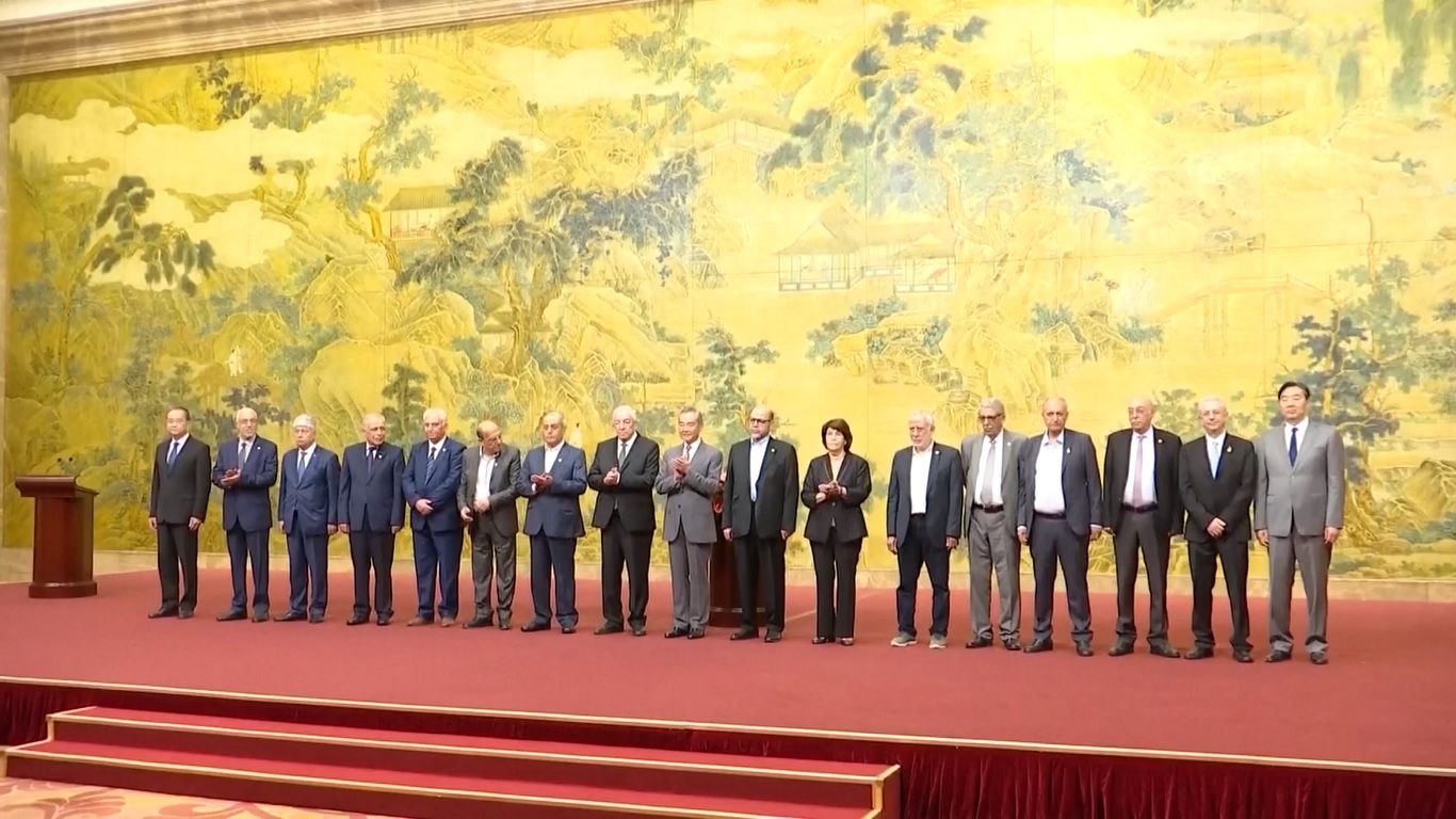 Perwakilan dari 14 faksi Palestina bersama-sama menandatangani Deklarasi Beijing pada hari Selasa (23/7) untuk mengakhiri perpecahan dan memperkuat persatuan nasional Palestina