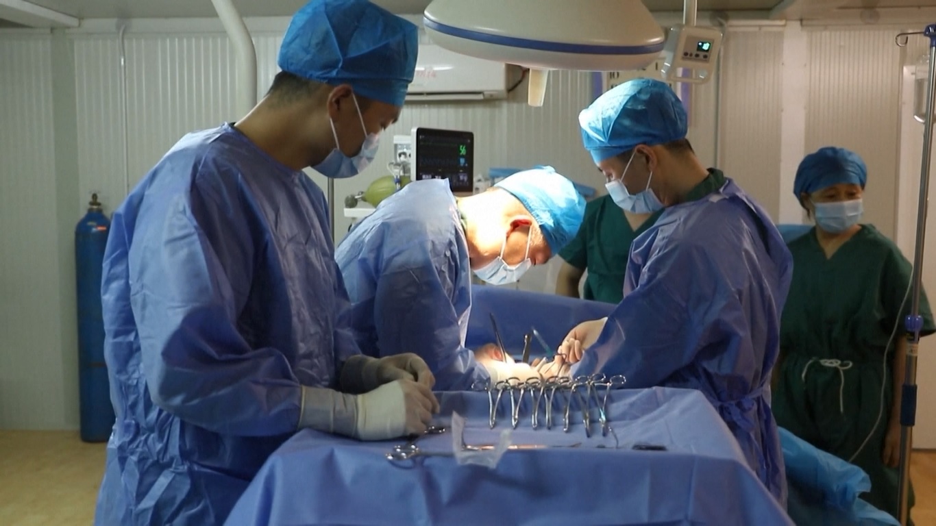 Mereka berhasil menyembuhkan seorang pasien lokal yang menderita kecelakaan mobil baru-baru ini di Turalei